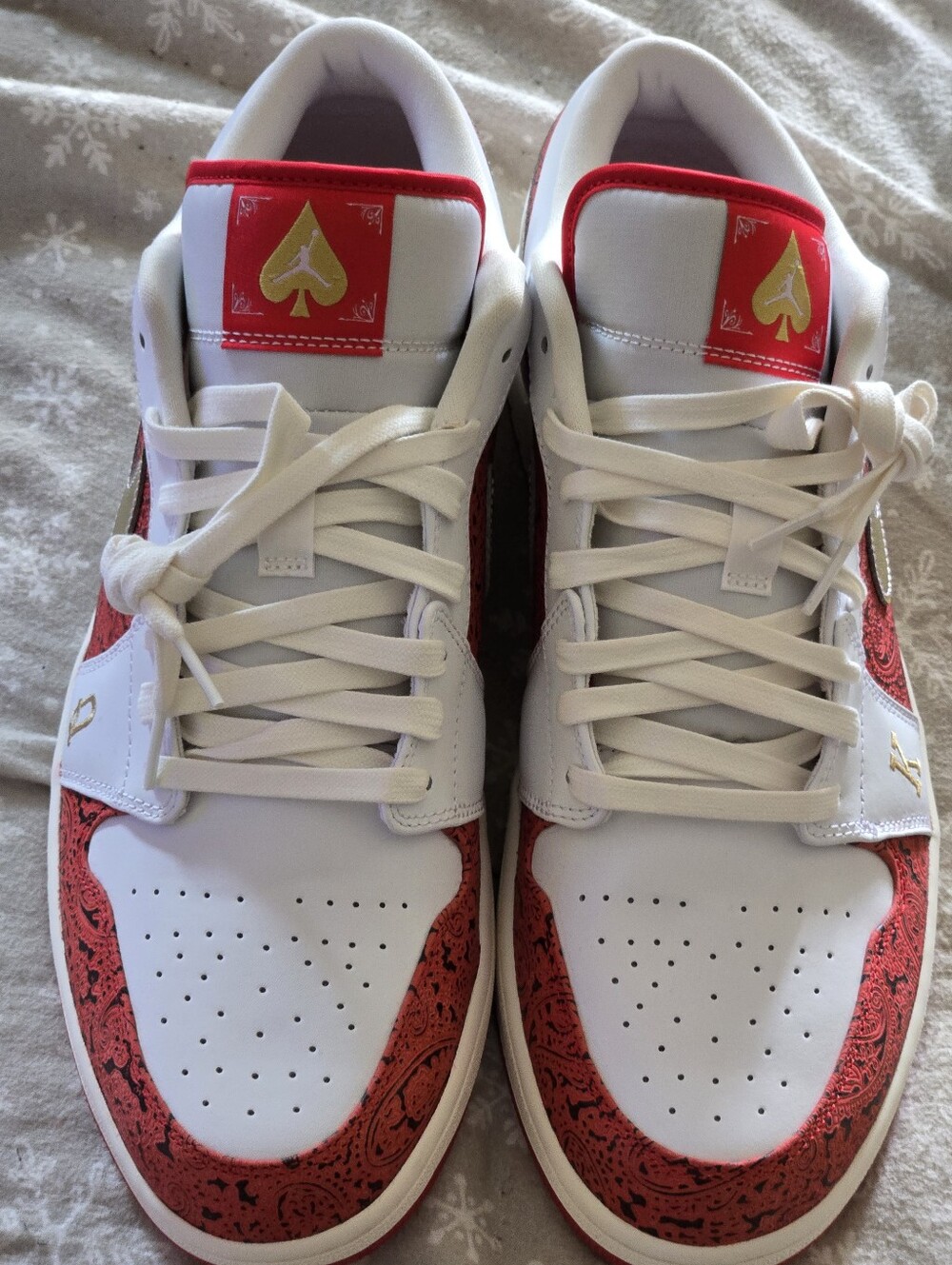 Men's Low-Top Sneakers with Gold Accent